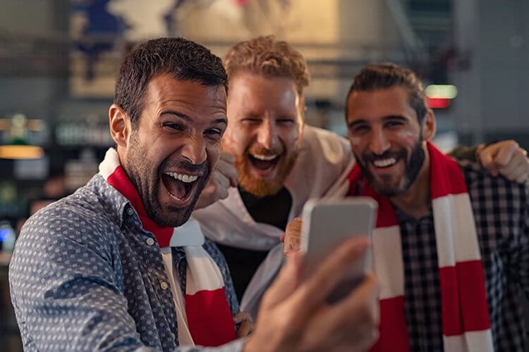 Tres-personas-de-Perú-apostando