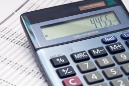 calculadora-que-muestra-el-monto-calculado-de-impuestos-en-apuestas-deportivas-hoja-de-apuestas-declaración-de-impuestos