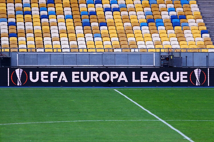estadio-de-fútbol-campo-de-fútbol-que-se-ven-las-tribunas-y-se-ve-el-cartel-de-publicidad-con-el-logo-de-europa