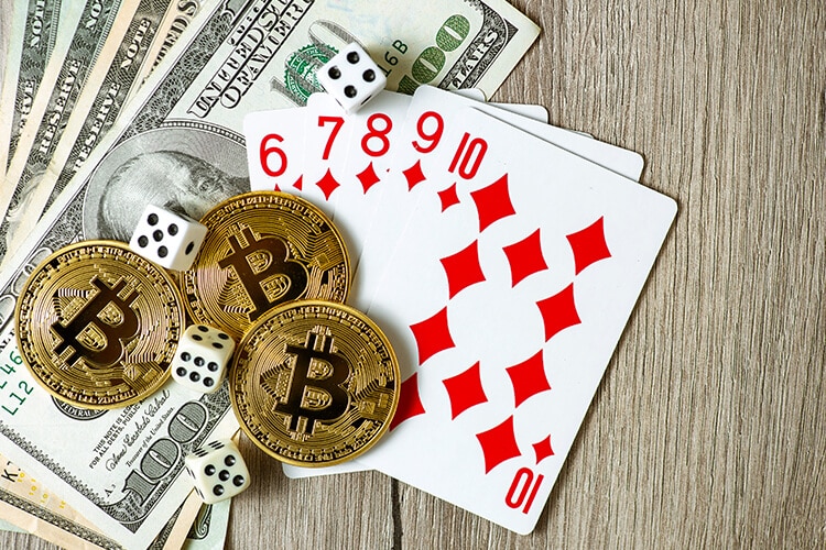 monedas-de-bitcoins-sobre-billetes-de-100-dólares-cartas-de-poker-y-dados-billetes-de-100-dólares-cartas-de-poker-10-de-picas-cuatro-dados