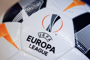pelota de fútbol oficial y con el logo de la europa leagueCasasdeapuestas