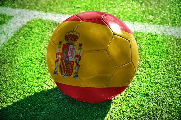 pelota-de-fútbol-pintada-con-los-colores-de-la-bandera-española-sobre-el-césped-de-un-campo-de-fútbol-bandera-española-pelota-de-fútbol