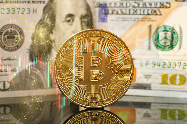 un-bitcoin-delante-de-un-billete-de-100-dólares-billete-de-100-dólares-Benjamin-Franklin-moneda-representativa-de-bitcoin